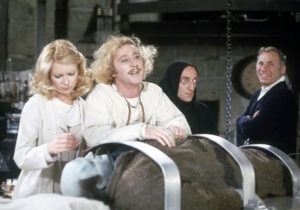 Teri Garr, Gene Wilder, Marty Feldman, Mel Brooks, et Peter Boyle sur le tournage de Frankenstein Junior (1974)