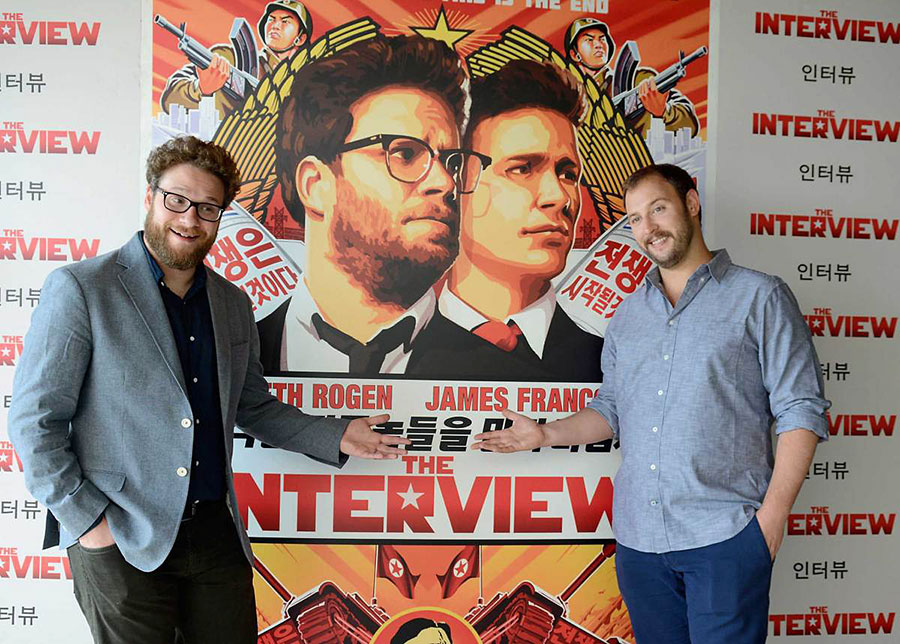 Seth Rogen et Evan Goldberg devant l'affiche de leur film L'interview qui tue !