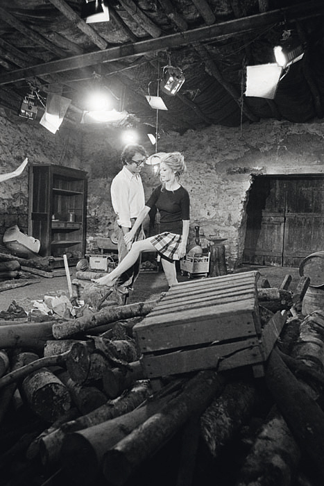 Jean-Pierre Cassel et Brigitte Bardot sur le tournage de L'Ours et la poupée (Michel Deville, 1969) - © Alain Loison