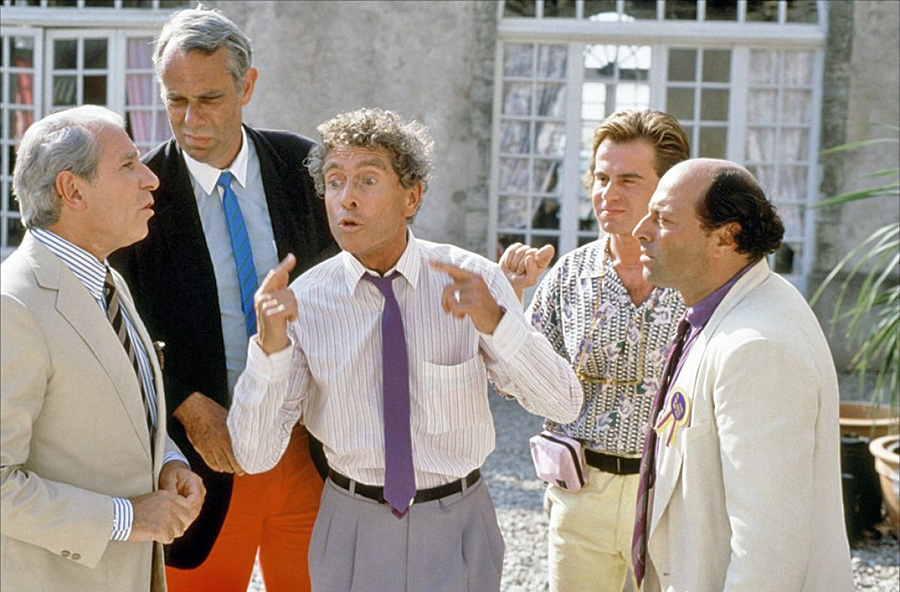 Jean Poiret, Jean-Luc Bideau, Darry Cowl, Michel Varille et Roland Blanche dans Les Saisons du plaisir (Jean-Pierre Mocky, 1988)