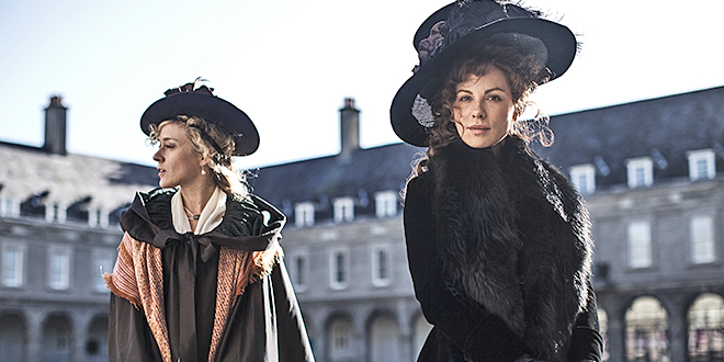 Chloë Sevigny et Kate Beckinsale dans Love & Friendship de Whit Stillman (© Blinder Films - Chic Films - Revolver Amsterdam - ARTE France Cinéma)