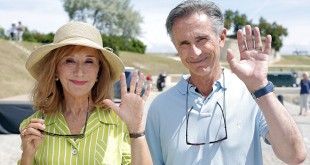 Thierry Lhermitte et Marie-Anne Chazel dans Ma Famille t’adore déjà ! (Jérôme Commandeur et Alan Corno, 2016)