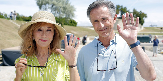 Thierry Lhermitte et Marie-Anne Chazel dans Ma Famille t’adore déjà ! (Jérôme Commandeur et Alan Corno, 2016)