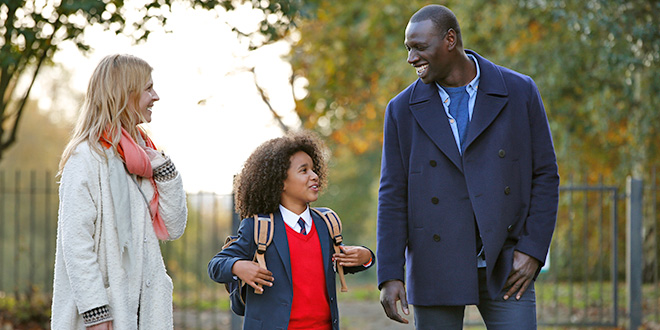 Clémence Poésy, Gloria Colston et Omar Sy dans Demain tout commence (Hugo Gélin, 2016)