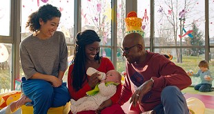 Naidra Ayadi, Aïssa Maïga et Lucien Jean-Baptiste dans Il a déjà tes yeux