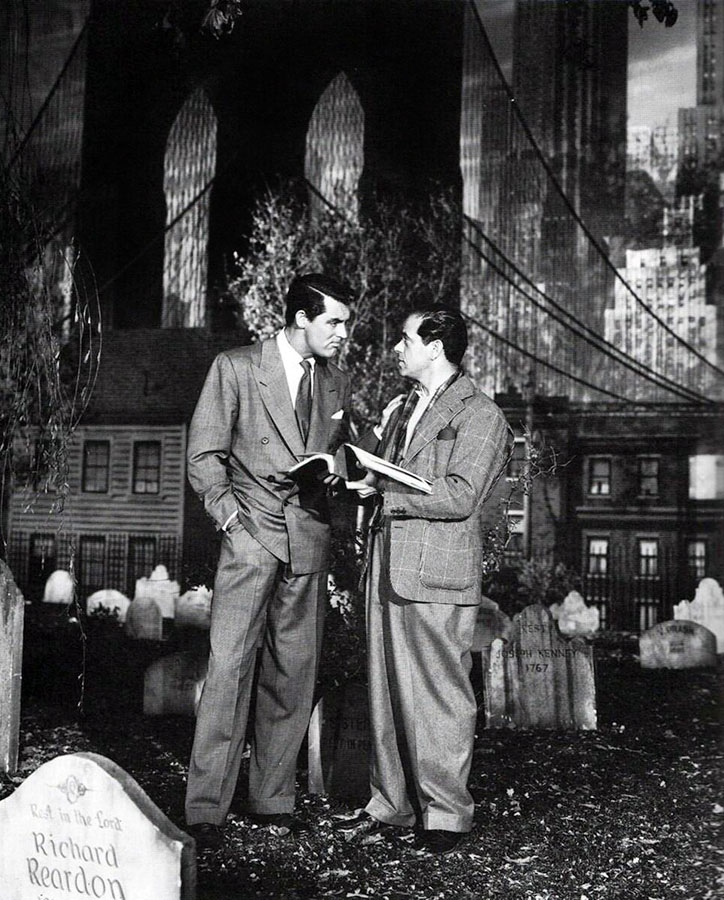 Cary Grant et Frank Capra sur le plateau de Arsenic et vieilles dentelles (1944)