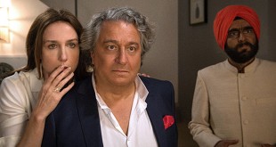 Elsa Zylberstein et Christian Clavier dans À bras ouverts (Philippe de Chauveron, 2017)