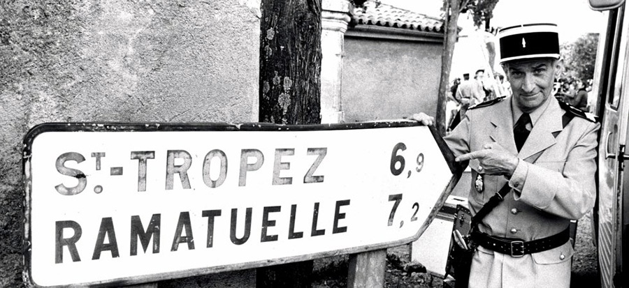 Louis de Funès alias Ludovic Cruchot devant le panneau Saint-Tropez - © Patrice Picot