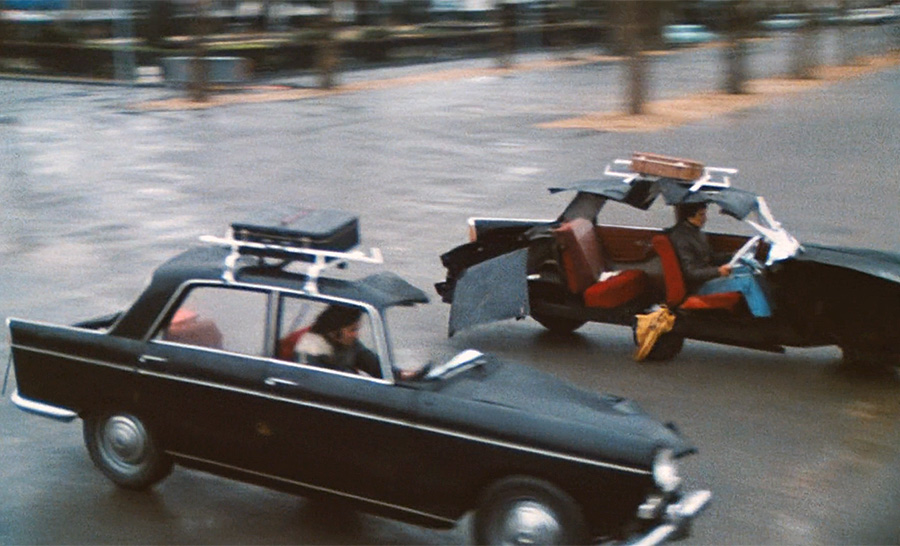 Rémy Julienne et la voiture coupée en deux dans Pas de problème ! (Georges Lautner, 1975) - © Gaumont