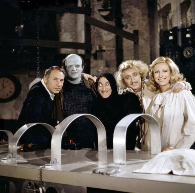 Mel Brooks, Peter Boyle, Marty Feldman, Gene Wilder et Teri Garr sur le plateau de Frankenstein Junior (1974)