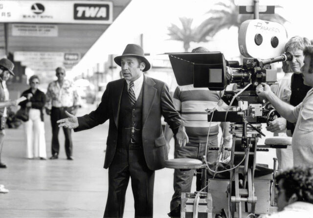 Mel Brooks en 1977 sur le tournage du Grand frisson (High Anxiety)